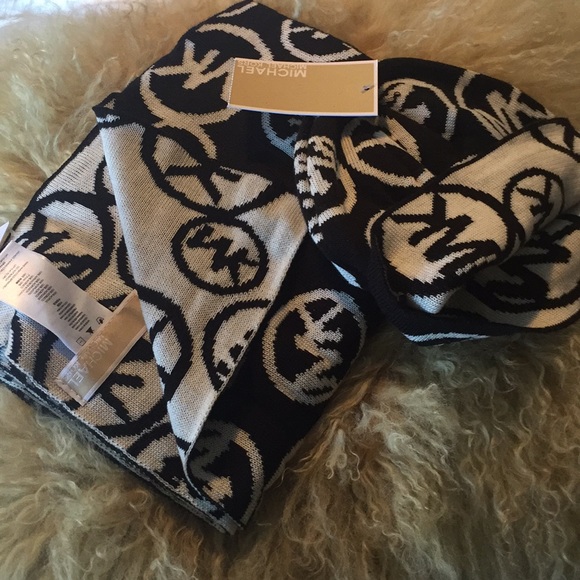 MICHAEL KORS Scarf/Hat Set - Picture 4 of 5